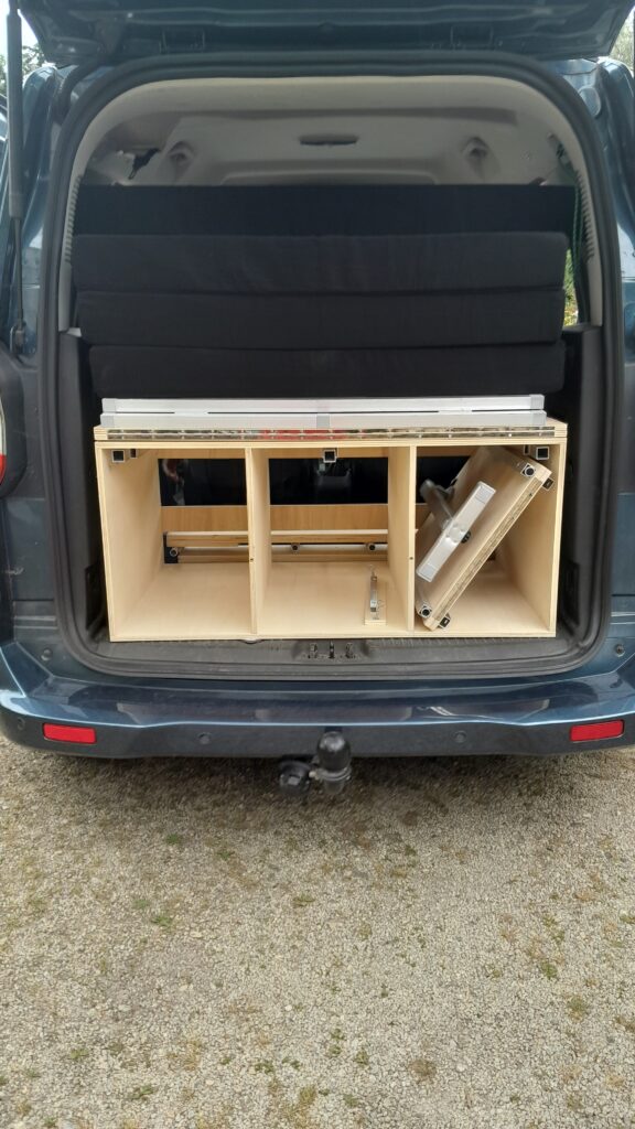 Aménagez simplement votre voiture de tous les jours en minivan. Fabriqué en Bretagne dans notre atelier. 
Ne prends que la place du coffre, une fois replié. 
ARTISANT AMENAGEUR BRETON